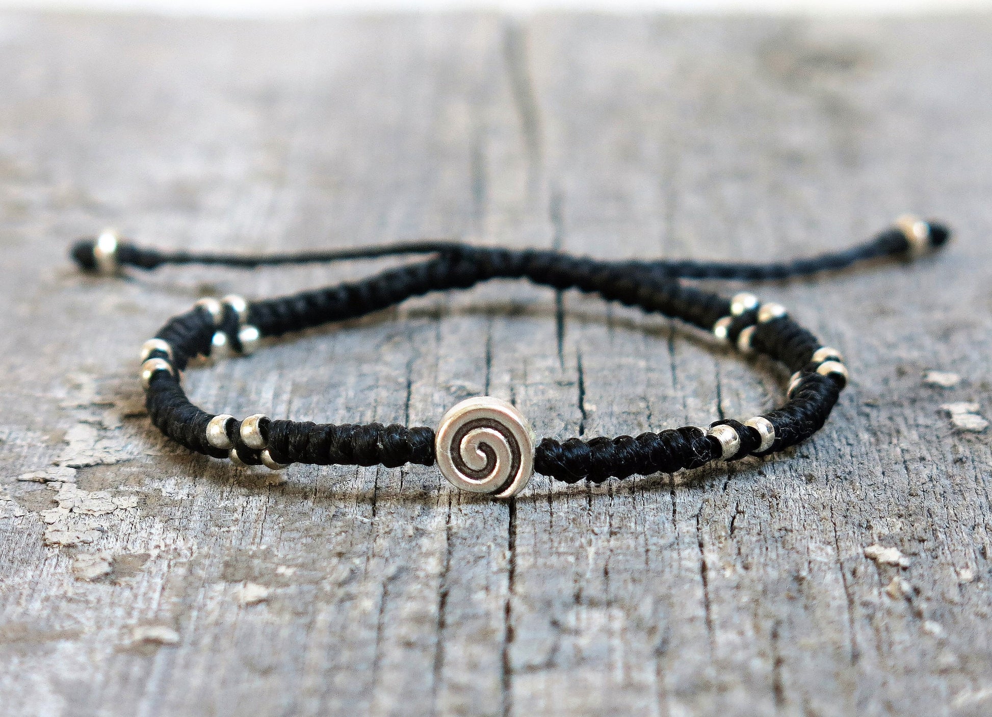 VICO - Minimalist knotted bracelet with adjustable sliding knot for closure.